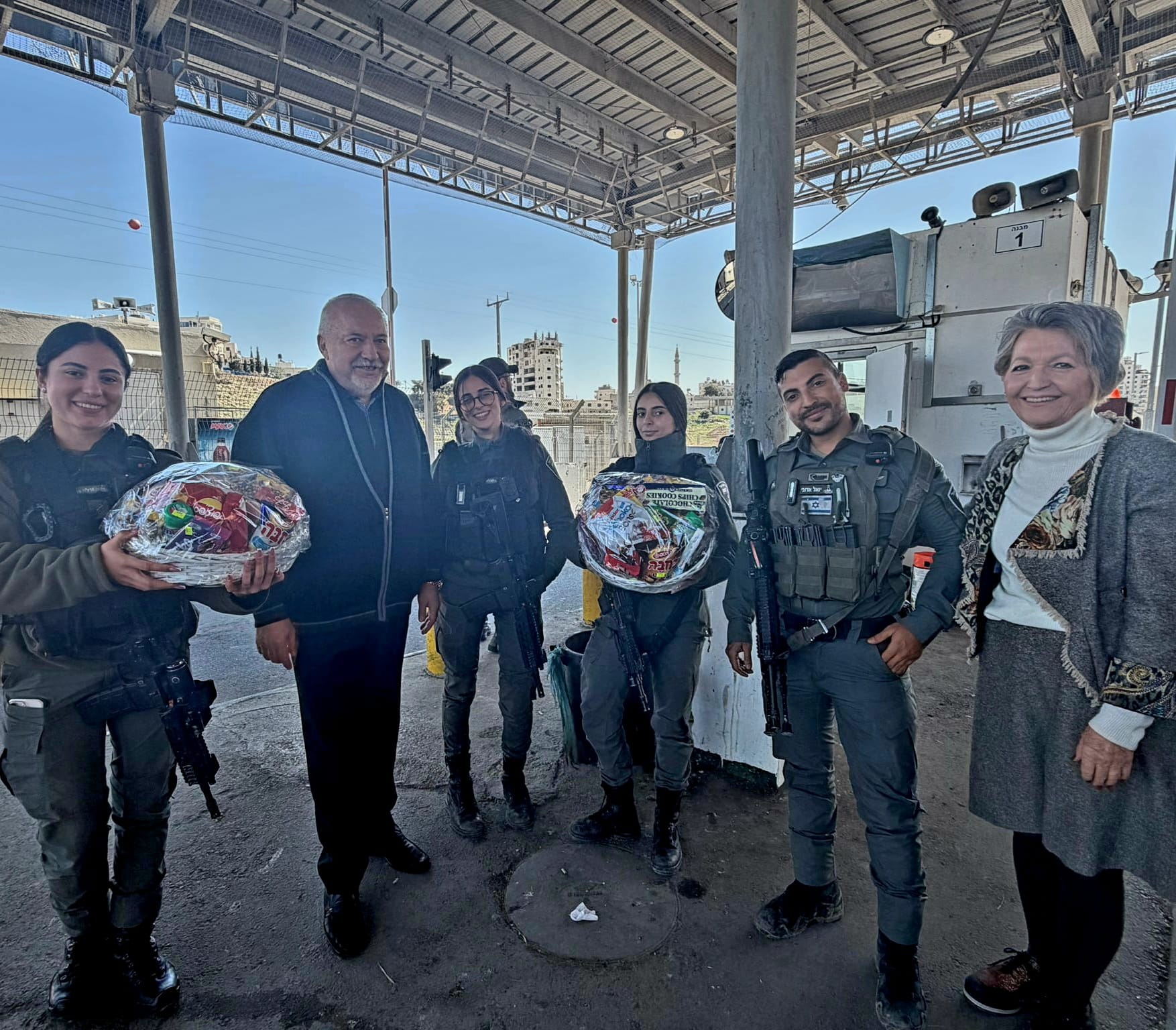 אלה ואביגדור ליברמן עם חיילי צה"ל